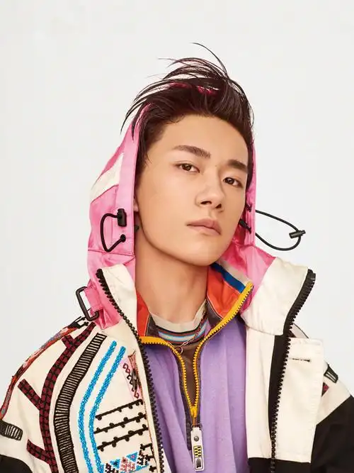 易烊千玺高冷帅气时尚杂志封面大片88