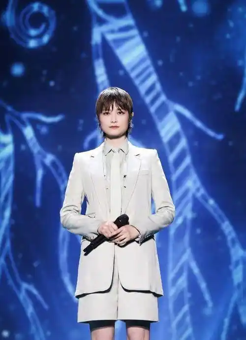 175cm李宇春真是个衣架子!宽松西装显大长腿,boyish风十足!_牛仔_造型