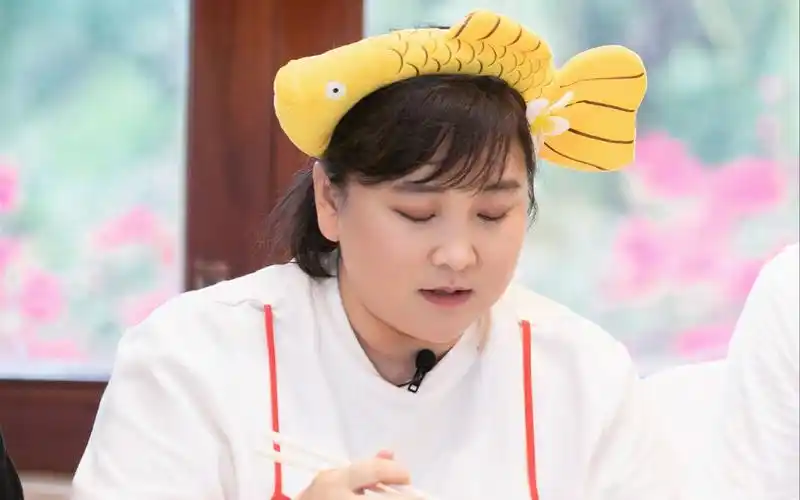 贾玲多能造谣生事,周深有个双胞胎兄弟,朗朗妻子中文名吉凤芝