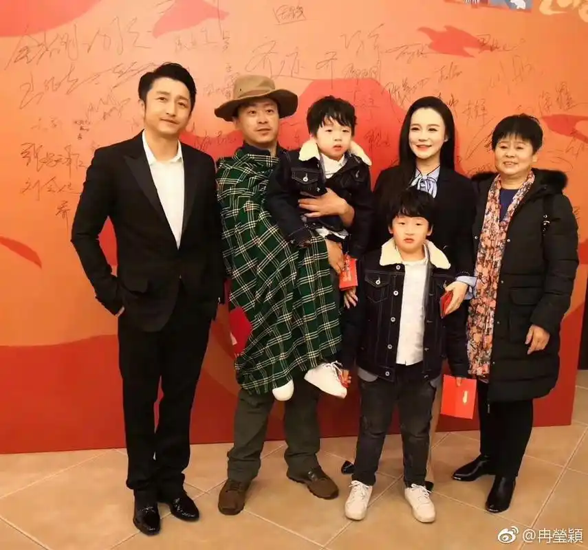 组图:冉莹颖晒全家合影 轩轩皓皓同款卷发肉肉脸超可爱