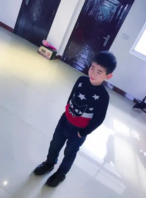 这个小哥哥已经一年级啦,是不是有点吾家少年初长成的味道,瞧这小手插