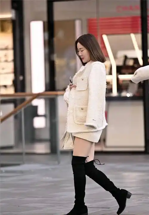 秋冬季节过膝靴搭配,保暖时尚的搭配,也比较显身材的穿搭_美女_靴子