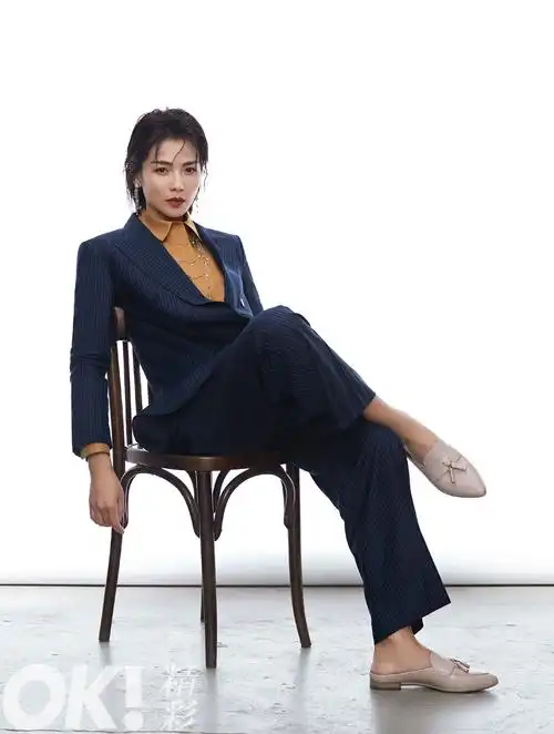 刘涛四月封面大片曝光露肩礼服显纤细锁骨