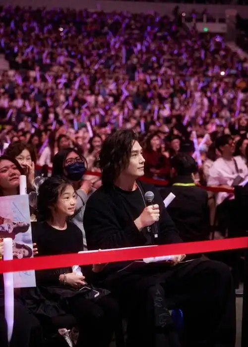 戚薇久违开演唱会8岁女儿lucky颜值抢镜像爸爸李承铉还是妈妈