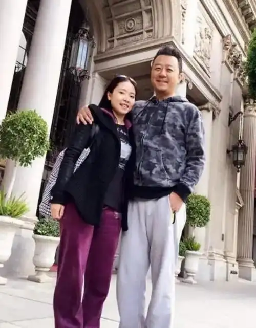 "郭涛妻子"李燃:嫁大17岁丈夫,5年连生俩孩子,她幸福吗?