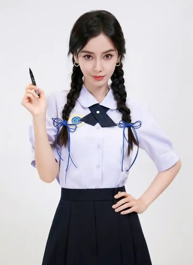 杨颖身穿校服扎双辫子,显得青春靓丽,甜美可爱!