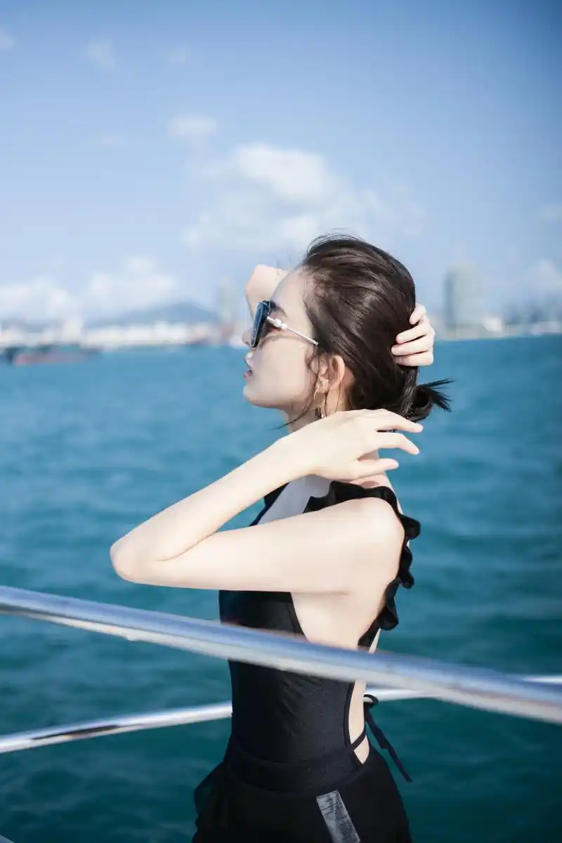 白皙美人古力娜扎泳衣写真大公开,网友惊叹:绝美无双!