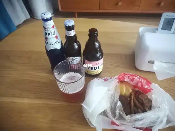 一个人看电视喝酒微醺释放压力