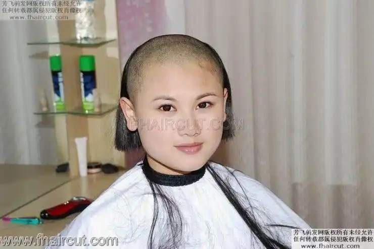 漂亮mm剃光头 剃眉毛(16)