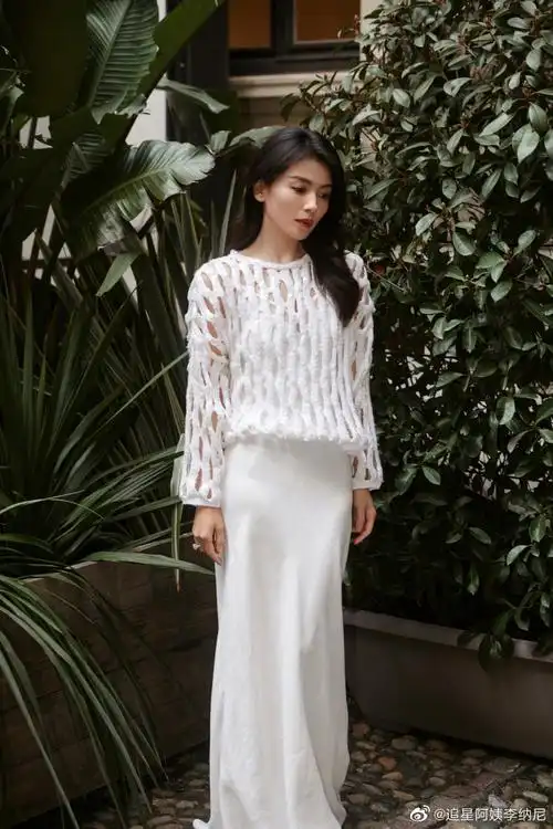 刘涛春游随拍##刘涛白色镂空上衣