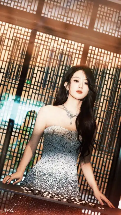 赵丽颖抹胸亮片高定裙##追风者导演带全剧组看无名