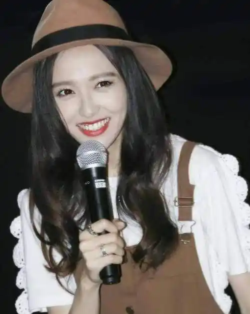 唐嫣的牙齿原来这么难看,真的知道罗晋是怎么亲的下去!