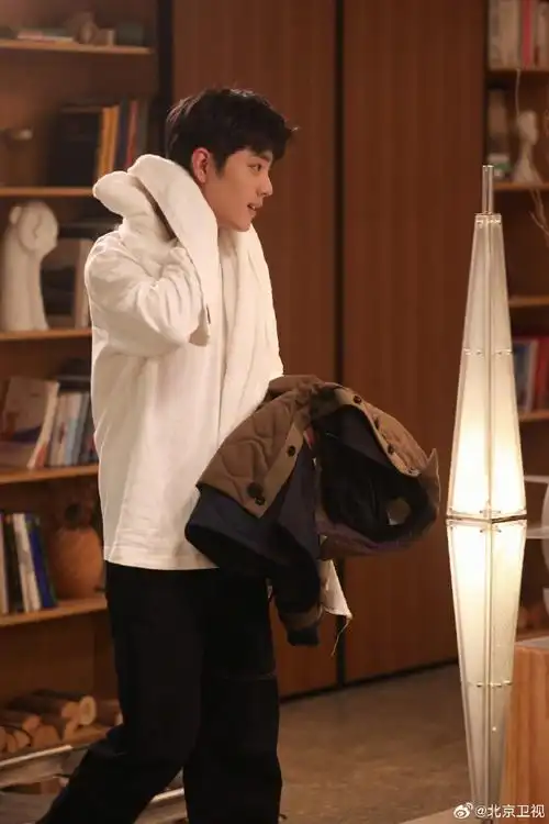 盛阳@x玖少年团肖战daytoy日常穿搭九宫格,是每一天都有不同温暖感受