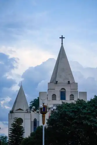 傍晚户外的基督教教堂建筑特写