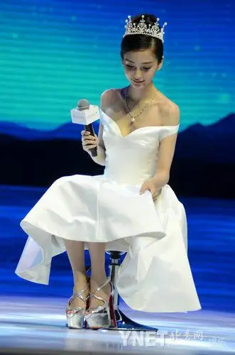 baby脚踩恨天高破怀孕传闻 戴皇冠女王范儿十足