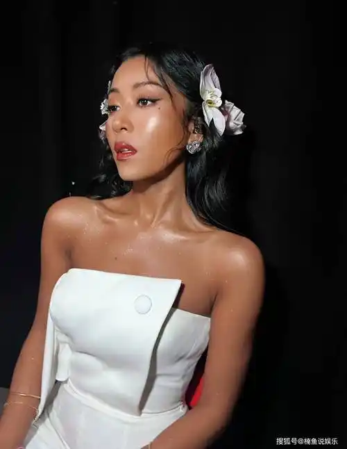 穿抹胸演绎花仙子,身材迷人真抢镜_女明星_肤色_白色