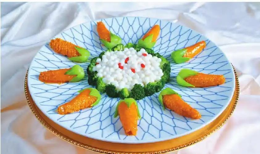 此菜系创新造型菜肴,"玉米"是选用鲈鱼制作,"珍珠"是选用草鱼制作.