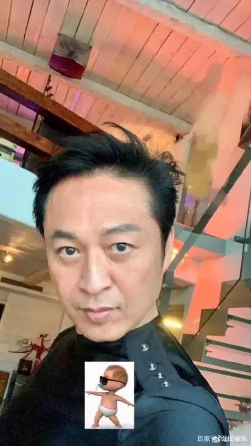 57岁马景涛晒自拍颜值回春,脸色红润精气神足,乌黑帅发型抢镜