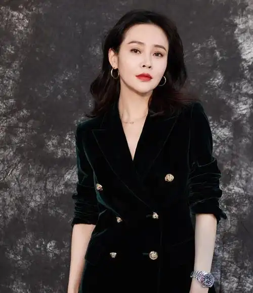 演员于明加,相亲嫁富商老公,结婚11年不会做饭,却被丈夫当成宝