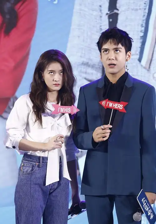 张雪迎与曾舜晞"比丑" 翻白眼嘟嘴傻笑表情包大战