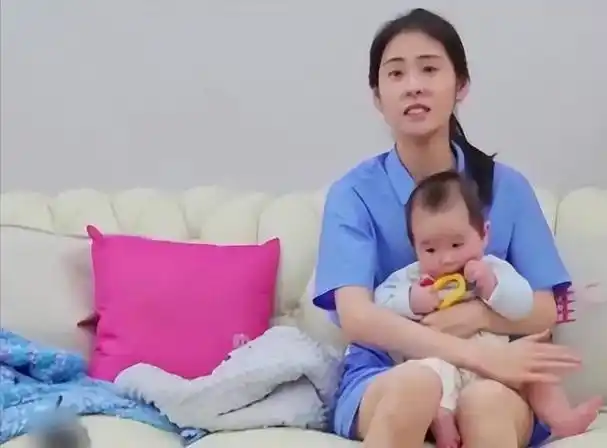 张碧晨女儿上学了,名叫华迎辰,此前曾传华晨宇给孩子做亲子鉴定