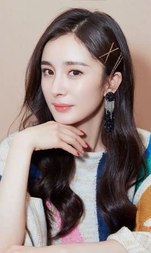 杨幂美图,小嘴唇很优雅,举止间很自信,眼神超撩人!