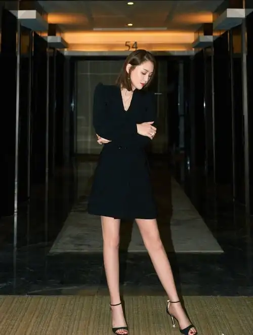 陈乔恩黑色西装裙攻气十足 细带高跟凸显修长美腿