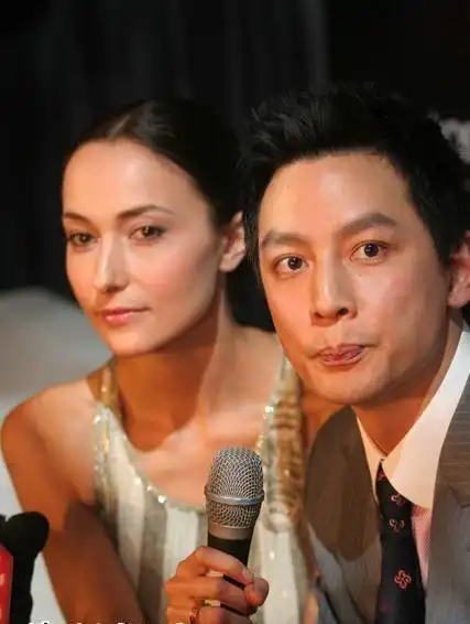 吴彦祖妻子穿礼裙挺惊艳,但老得有点快,结婚12年,前后变化很大|连衣裙