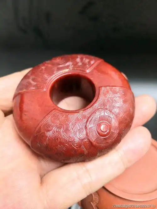 良渚时期老红玉挂件手件个个满身工艺