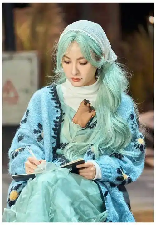吴昕穿搭曝光,绿发照片惊艳,头上戴蕾丝头巾,如精灵降临.