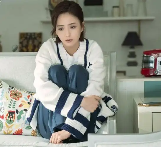 佟丽娅爱的厘米化身酷飒机长百变演绎冬日潮酷穿搭太吸睛