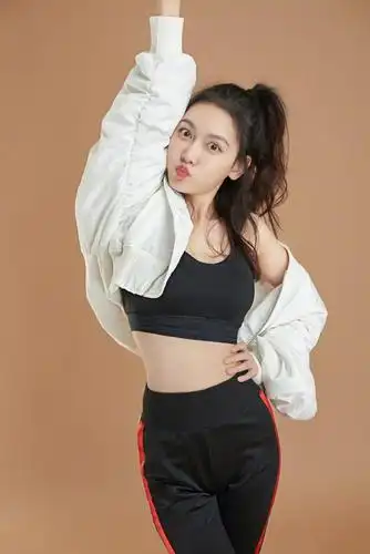 她从主持人转型演员,曾帮江铠同怼毛晓彤,健身照尽显好身材