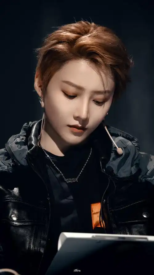 刘雨昕模仿黑天鹅有亿点点像