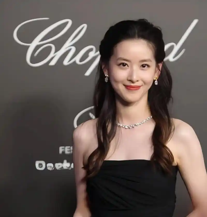 都说她们两长得像,陈都灵和章泽天看图片你觉得像吗?