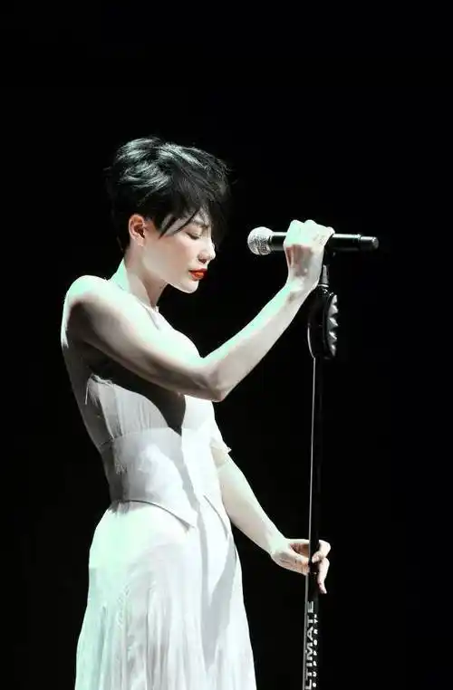 原创50岁王菲身材多撩人?真实身材曝光后,网友:难怪谢霆锋念念不忘