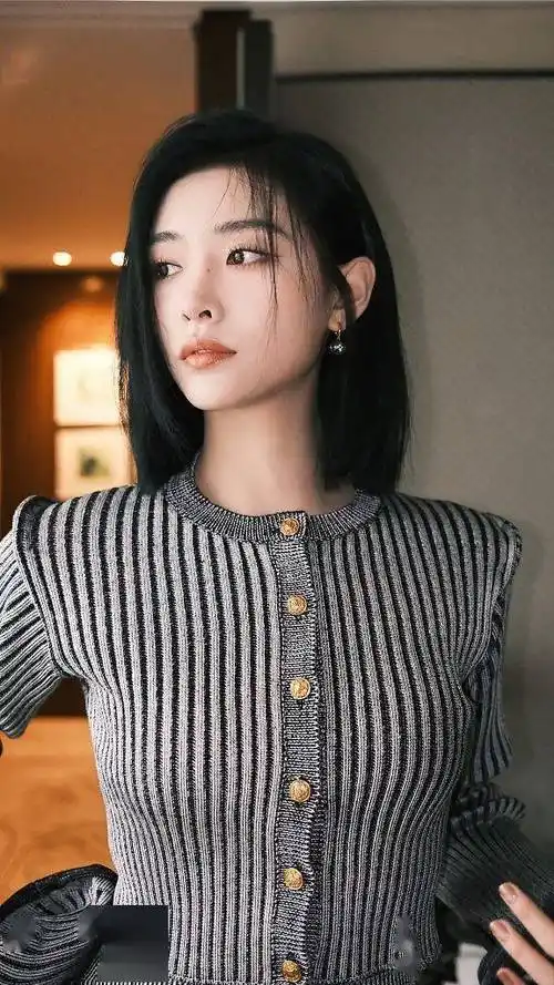 许佳琪条纹毛昵套装显优越身段中分短发眉眼清秀气质养眼