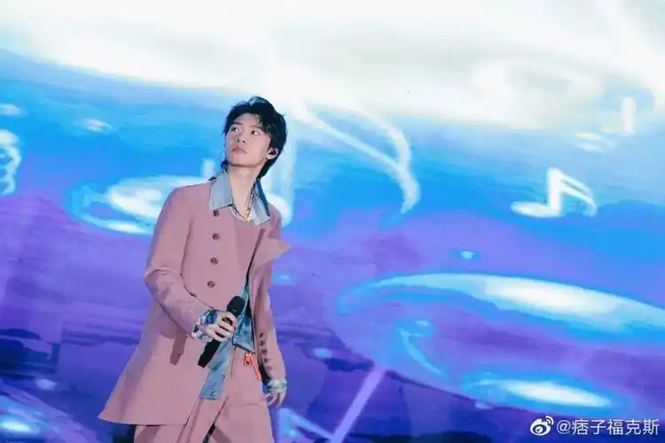 福克斯是公众人物就不能回怼嘴臭的假粉