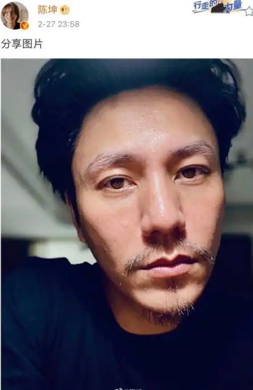 陈坤最新自拍,看发色还是20岁少年,但胡子的颜色告诉我他也老了