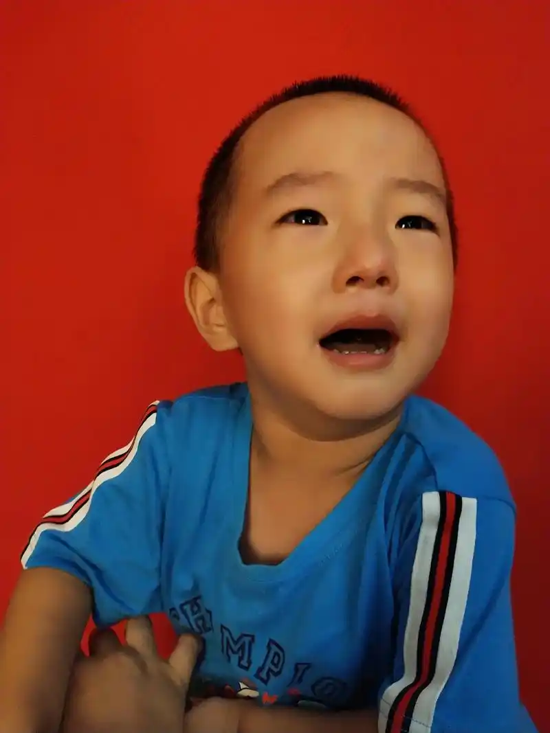 那个小孩第一次照一寸照片 - 抖音