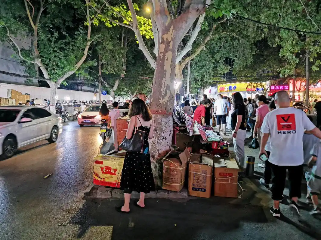 郑州最大的地摊夜市:美女边直播边摆摊,真会日入过万吗