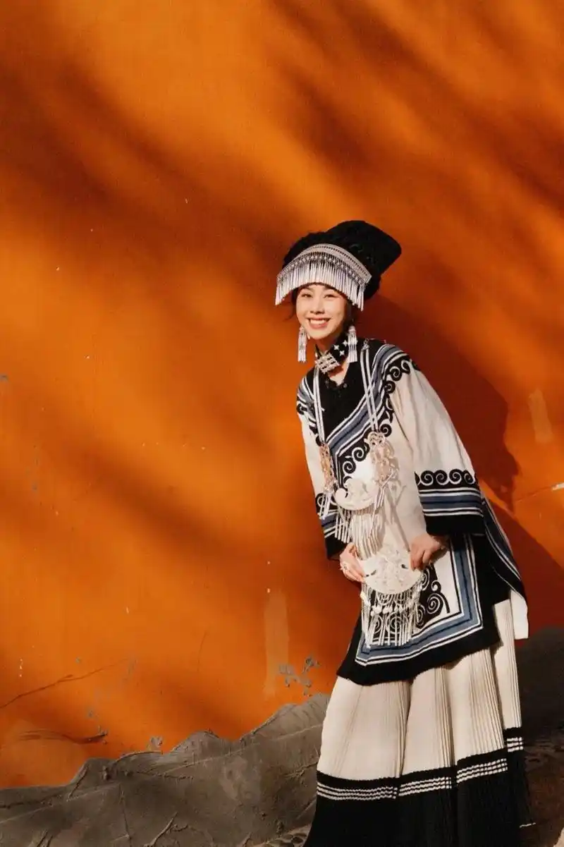 月升 白恍恍 银亮亮 照尘世.#吉克隽逸新歌月亮 93 - 抖音