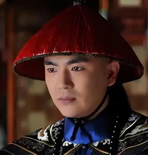 当年张晓龙带着他的现女友陈思斯去《甄嬛传》剧组试镜.