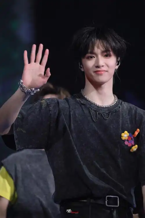 今日星拍放送##刘耀文一对一教粉丝手势舞##刘耀文倔强的小男孩