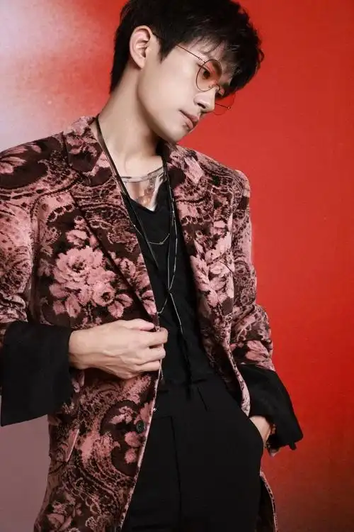 易烊千玺眼镜杀好苏 单手插兜,立 - 抖音