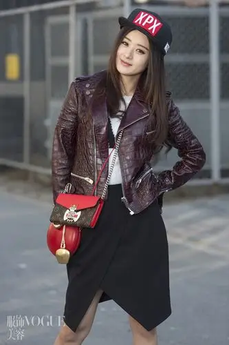 赵丽颖率性出镜为《vogue》拍摄了一组甜美加酷的另类机车范儿街拍