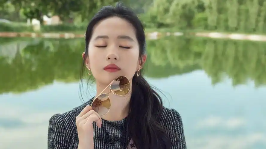 湖畔佳人闭眼瞬间,刘亦菲绝美4k壁纸,高清3840x2160免费下载