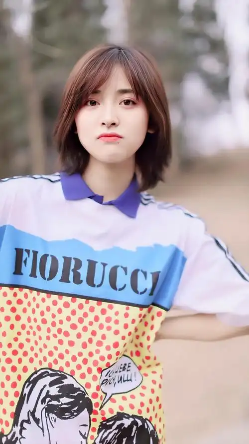 沈月留长头发扎辫子吧,虽然短发也挺特别的