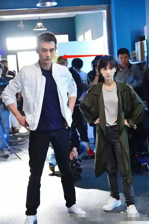 王凯官方身高182cm,叉腿站适当有降低高度.