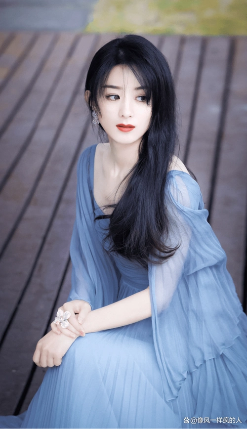 绝色美女赵丽颖身着蓝色连衣裙,搭配给人一种清新,女明星真美