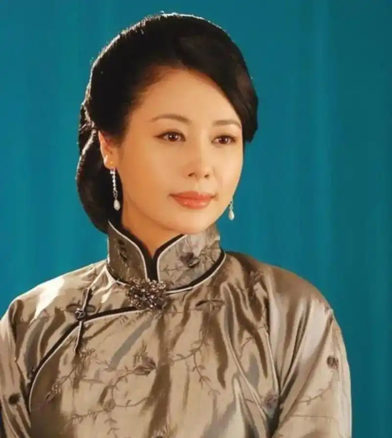 邓英:岁月未损其芳华,演艺之路更显从容与坚韧 在演艺界,邓英是一个